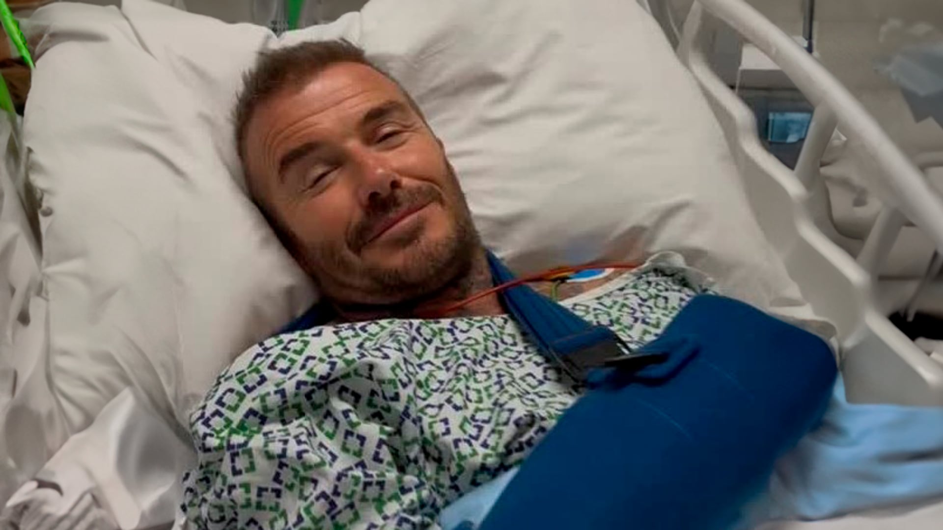 David Beckham desde el hospital, donde fue operado