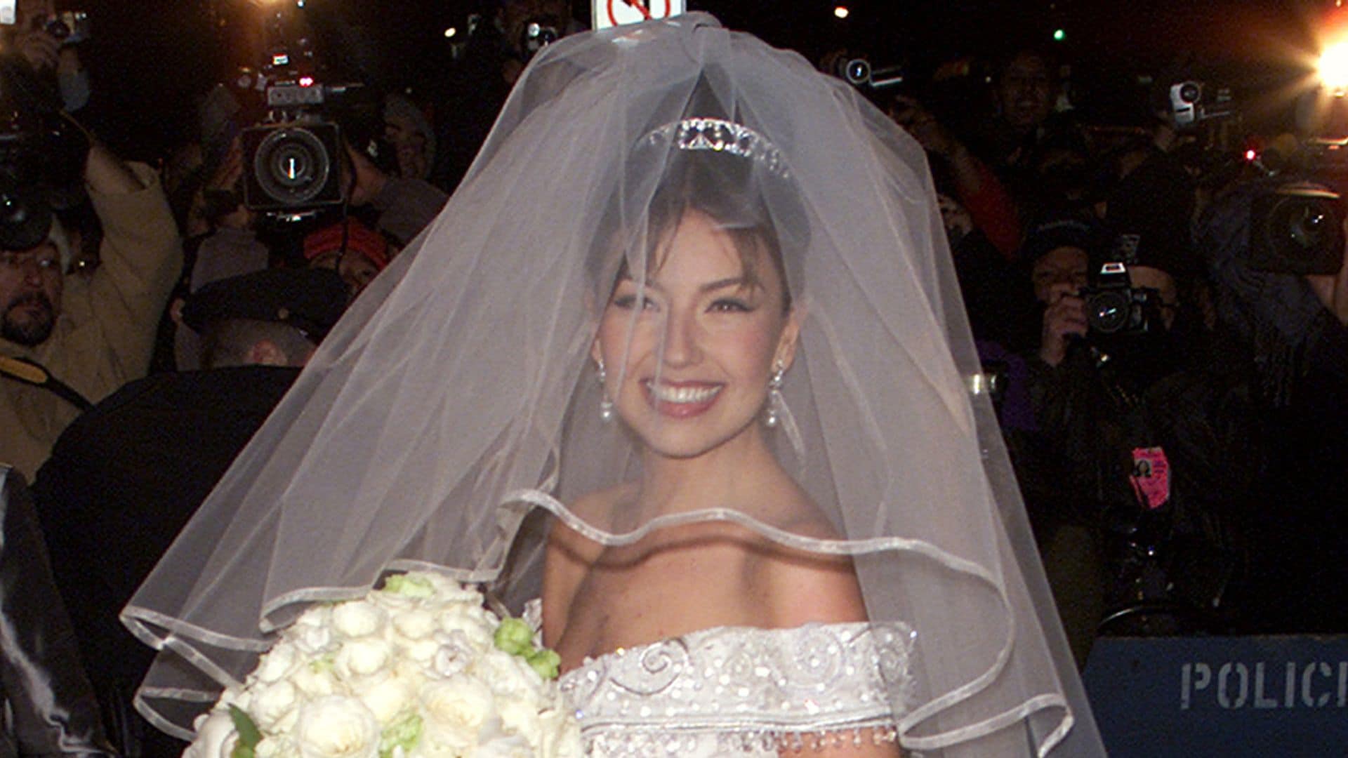 El diseñador del vestido de novia de Thalía revela los secretos detrás del inolvidable traje