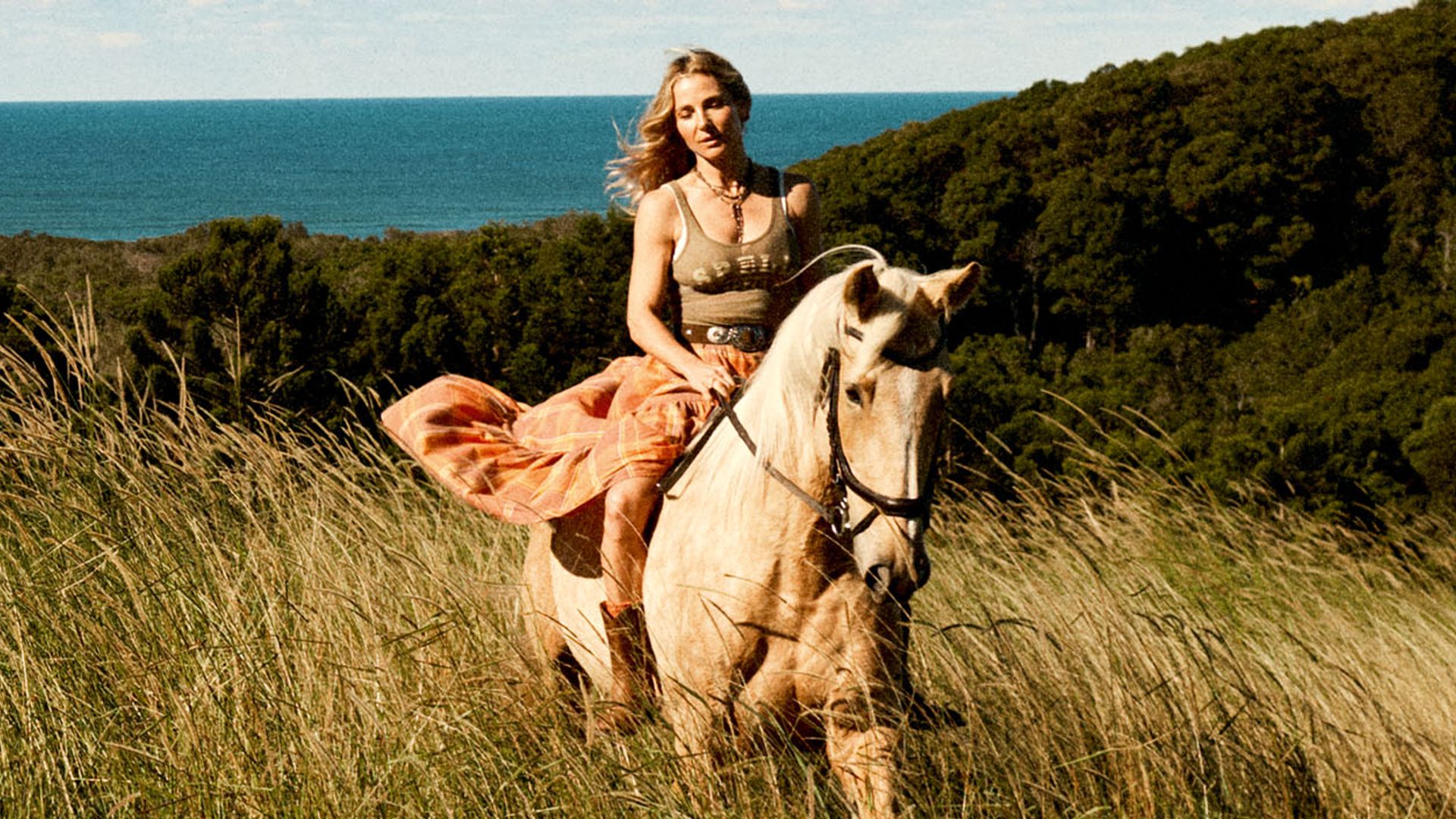 Elsa Pataky disfrutando de uno de sus caballos al aire libre