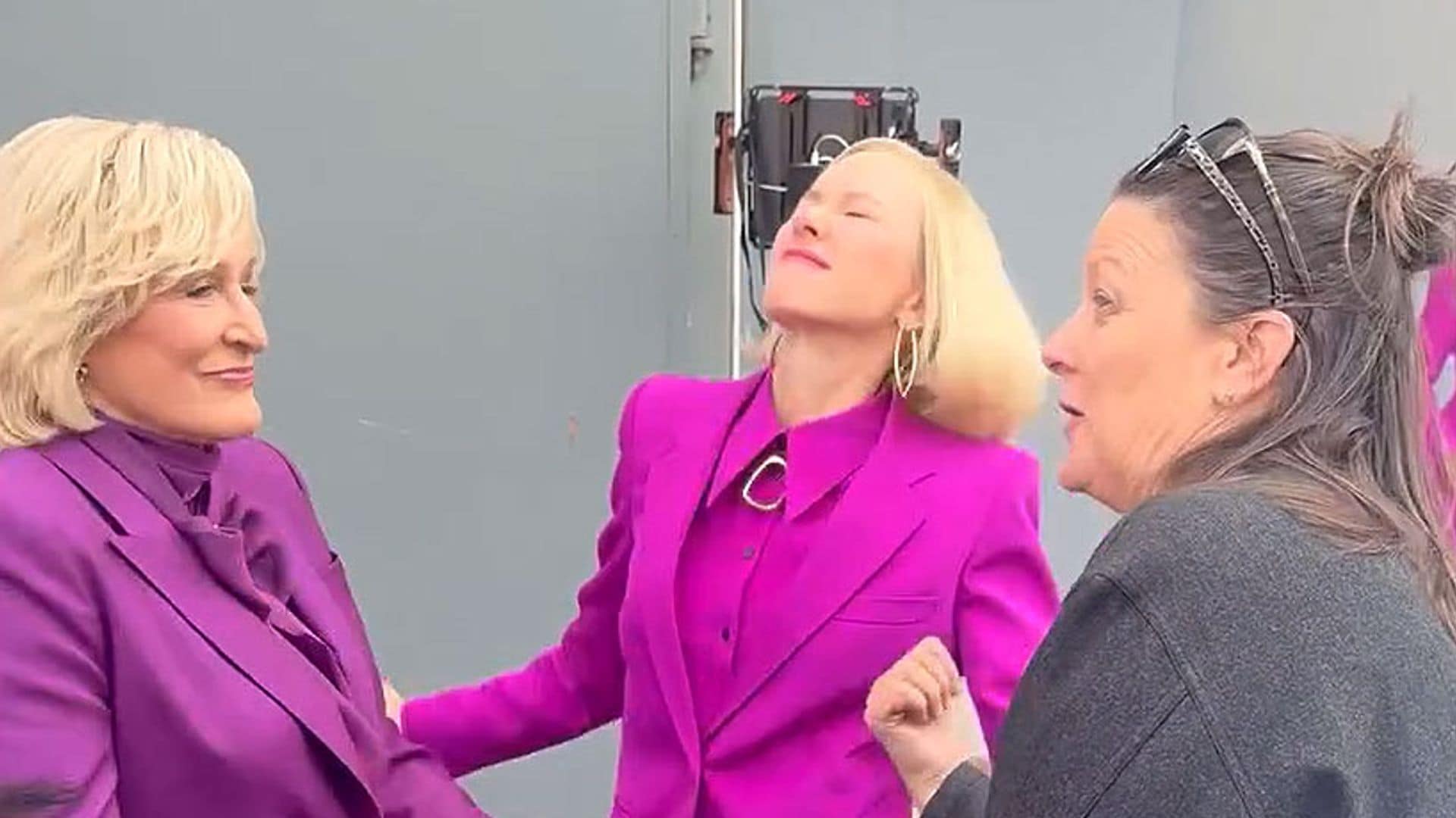 El divertido baile de Naomi Watts con Glenn Close, su compañera en ‘Todas las de la ley’