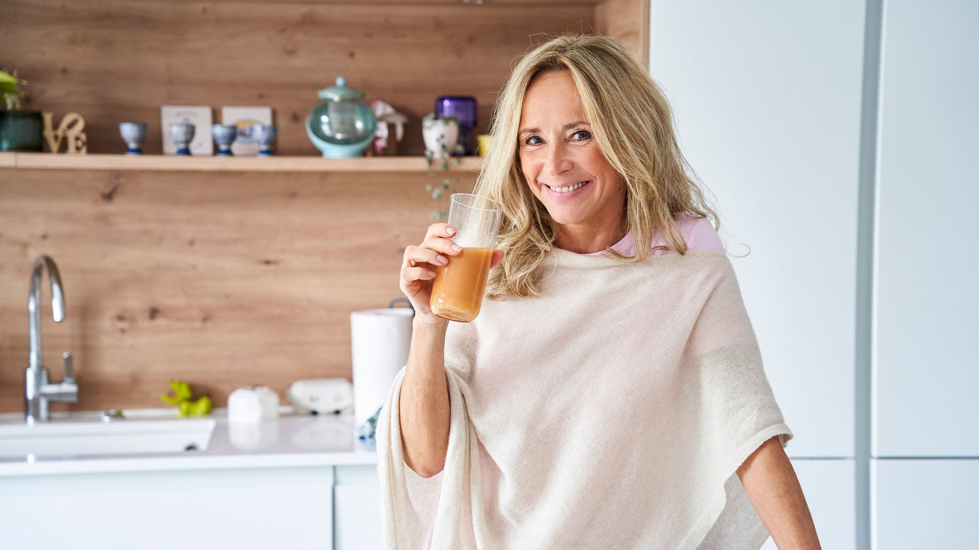 Una mujer rubia disfrutando de su desayuno en casa