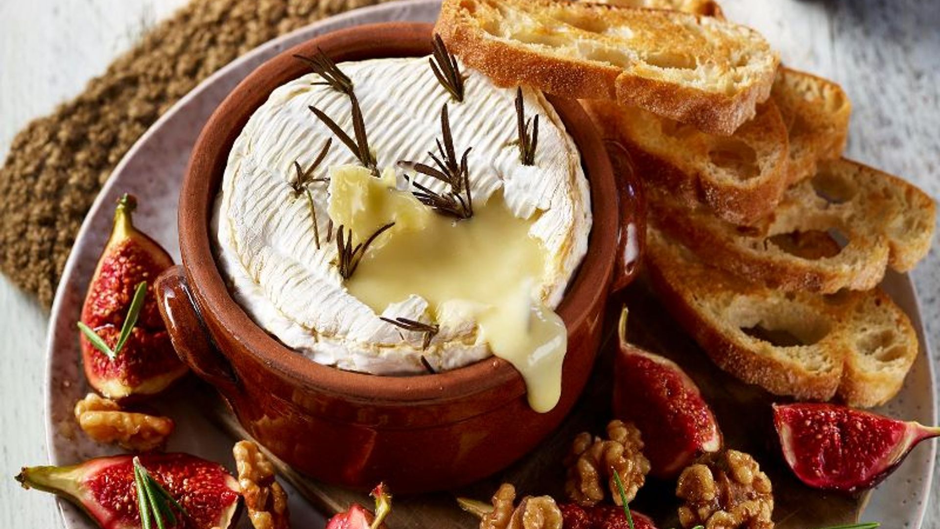 Camembert al horno con nueces e higos