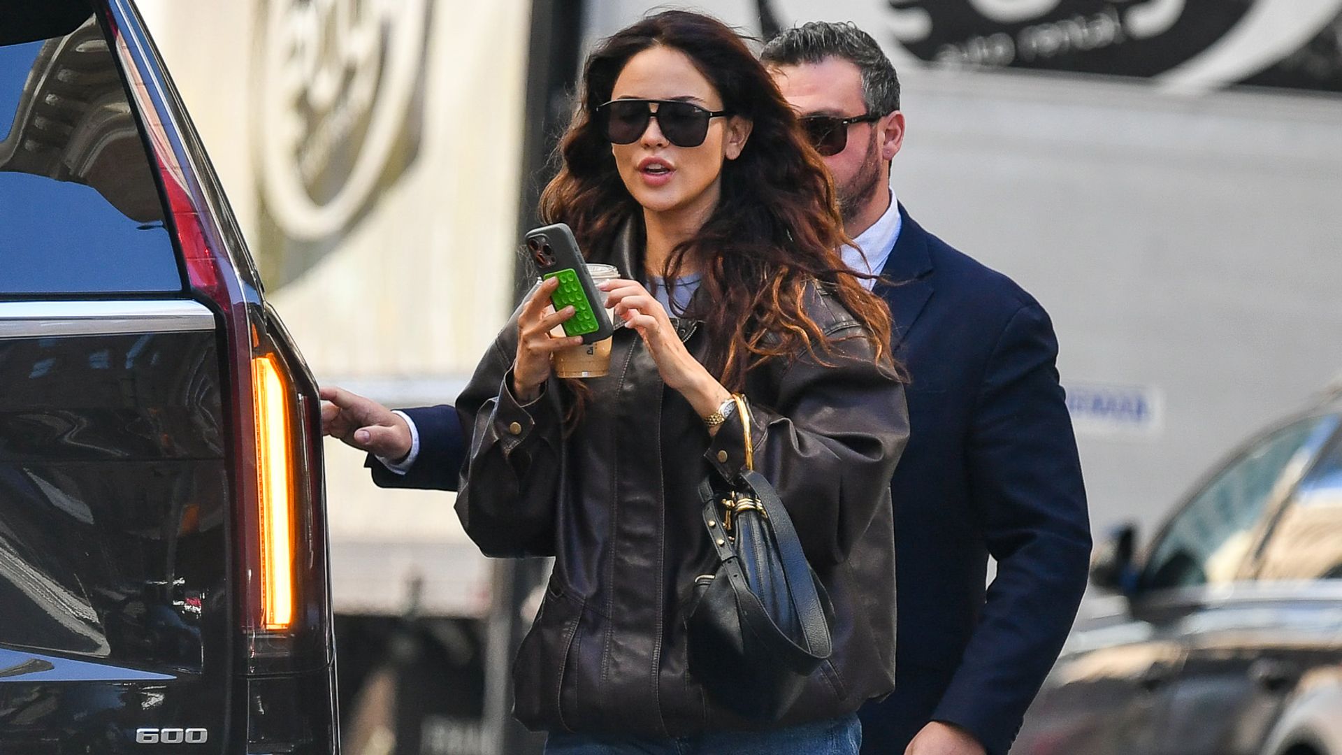 Eiza González demuestra que necesitas una “leather jacket” para sobrevivir al otoño | ¡HOLA!