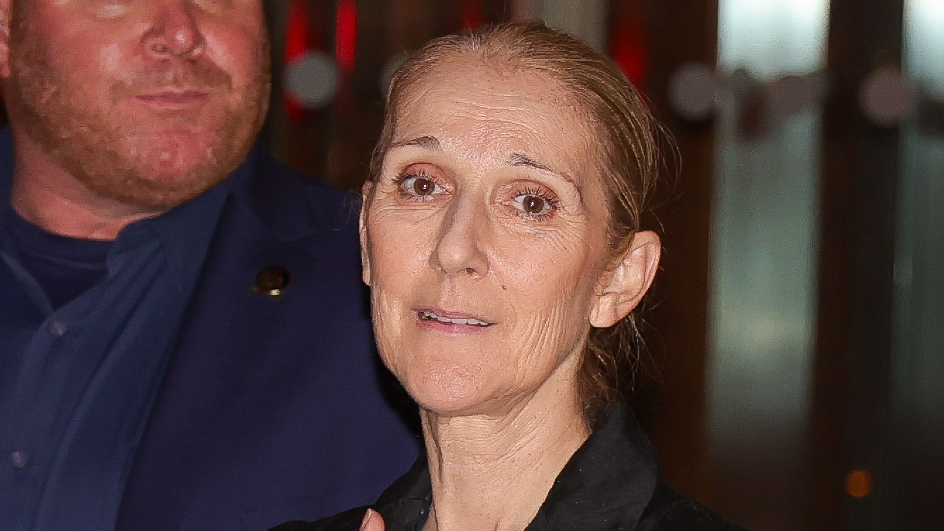 Celine Dion regresando a su hotel en París