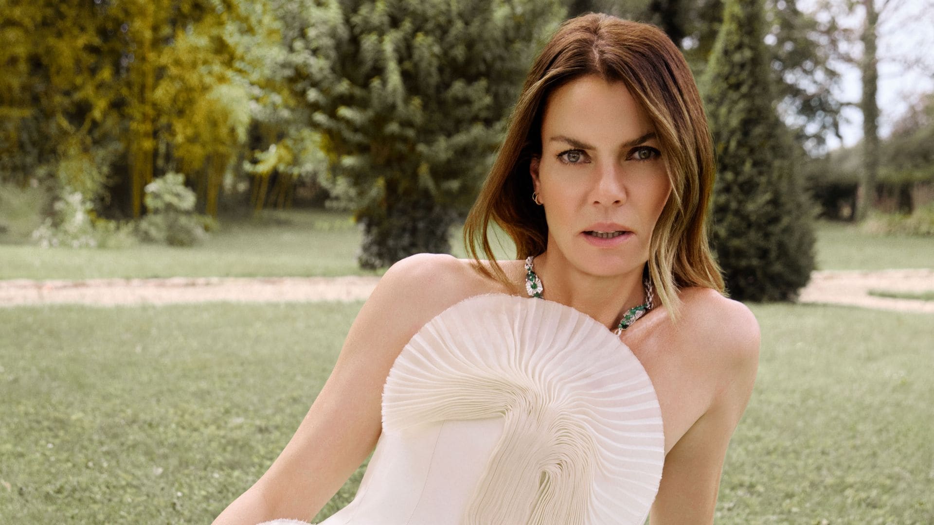 Alejandra de Rojas posa con vestido de organza marfil, con  profusión de micropliegues, de Rami Al Ali Couture, que combina con collar, de Cartier