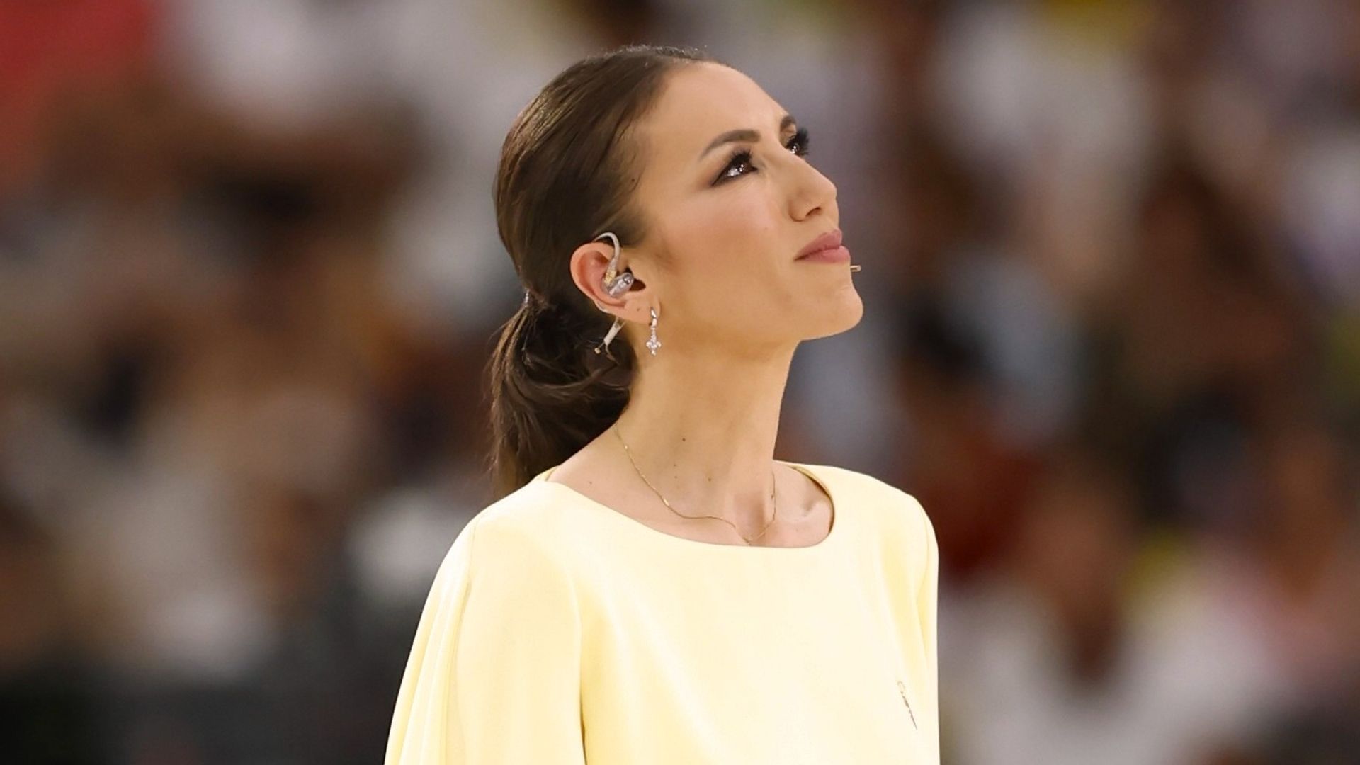 Patricia Pardo en su encuentro con el Papa León XIV en el estadio Bernabéu en Madrid, 2026.