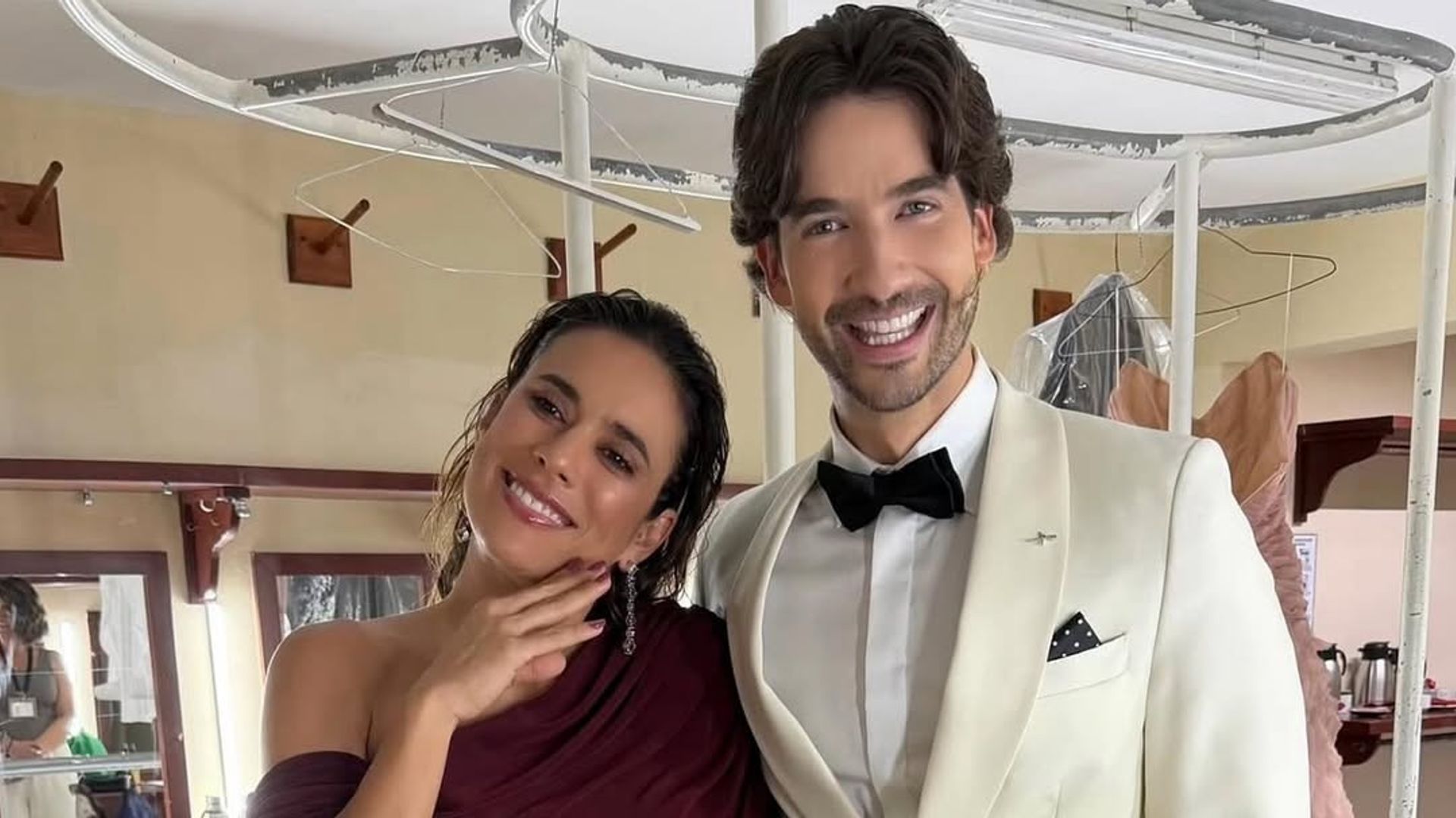 Carolina Ramírez con Carlos Torres, su compañero de reparto en La Reina del Flow