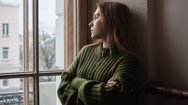 chica seria mirando ventana
