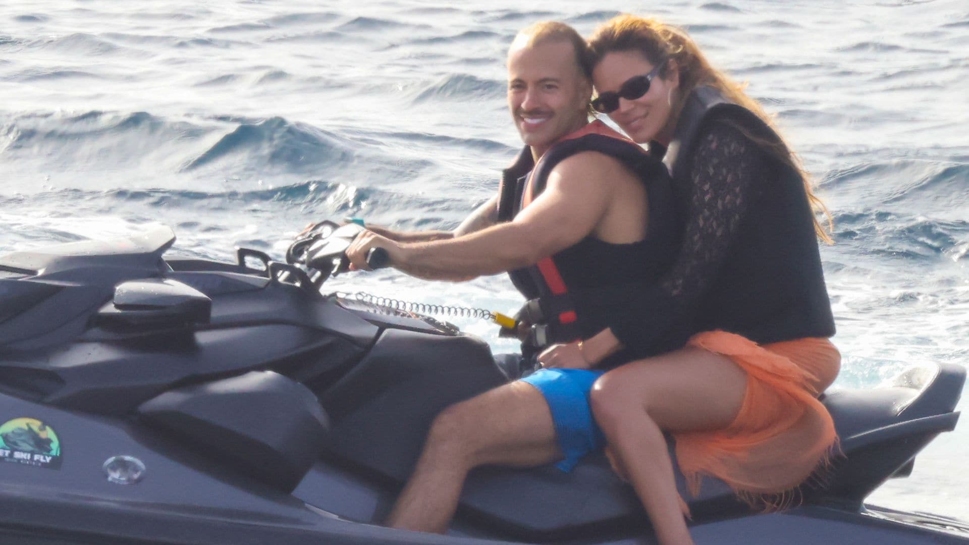 Las fotos más románticas de Karol G y Feid, a todo gas por las aguas de Formentera