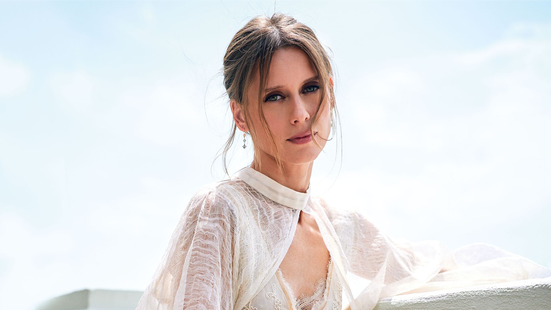 Manuela, con minivestido de Zara y capa de Alex Vidal, Acaba de estrenar su nueva película,"Cuatro paredes". La protagoniza junto a Sofía Otero, y la dirige Ibon Cormenzana. Es un proyecto especial para la actriz, que ejerce también de productora y guionista junto a su pareja y padre de sus dos hijos.