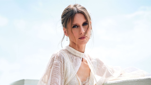 Manuela, con minivestido de Zara y capa de Alex Vidal, Acaba de estrenar su nueva película,"Cuatro paredes". La protagoniza junto a Sofía Otero, y la dirige Ibon Cormenzana. Es un proyecto especial para la actriz, que ejerce también de productora y guionista junto a su pareja y padre de sus dos hijos.