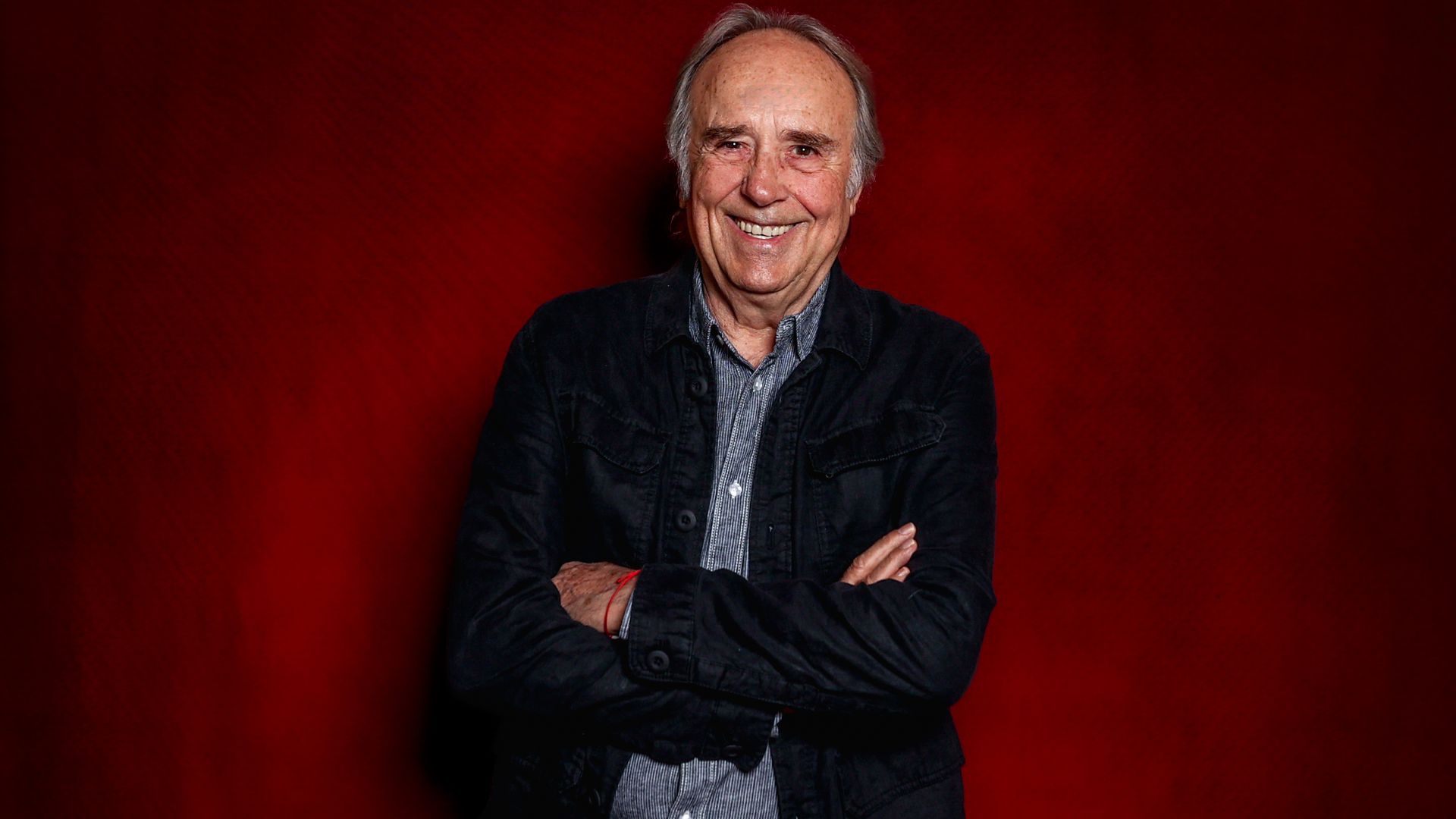 Plano medio de Joan Manuel Serrat posando con los brazos cruzados