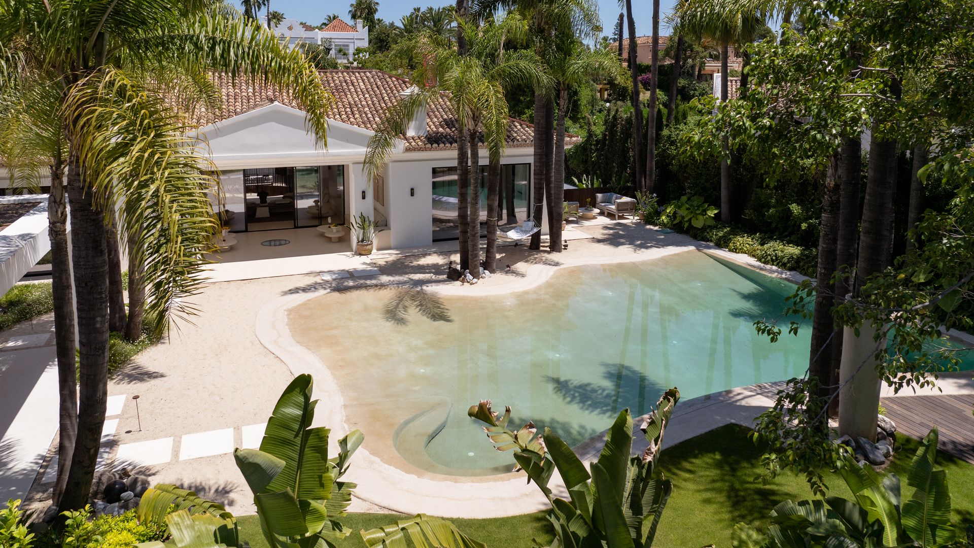 Casa con jardín y piscina