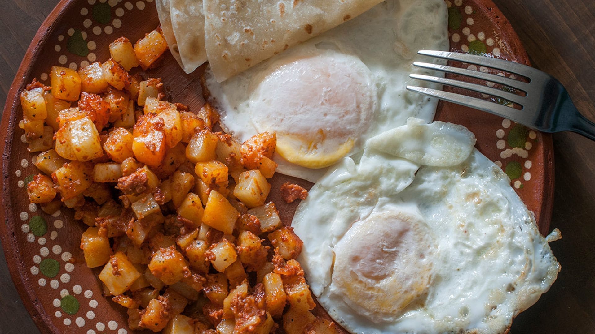 Huevos rotos con chorizo al estilo mexicano