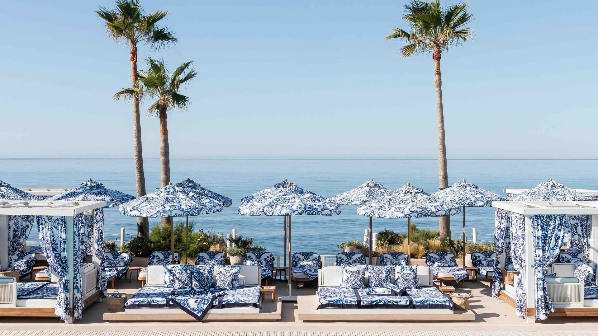 Los 'beach clubs' de hotel más bonitos para pasar el día sin estar alojados