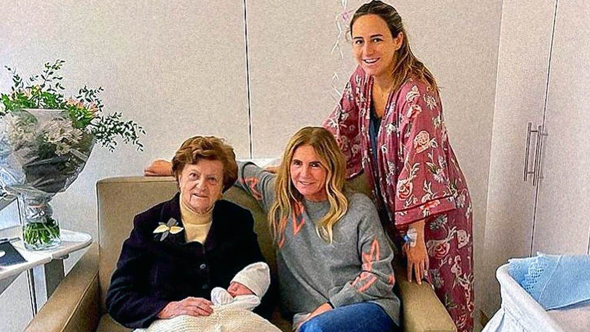 Teresa de la Cierva presenta emocionada a su primer nieto, Borja: 'Imposible ser más felices'