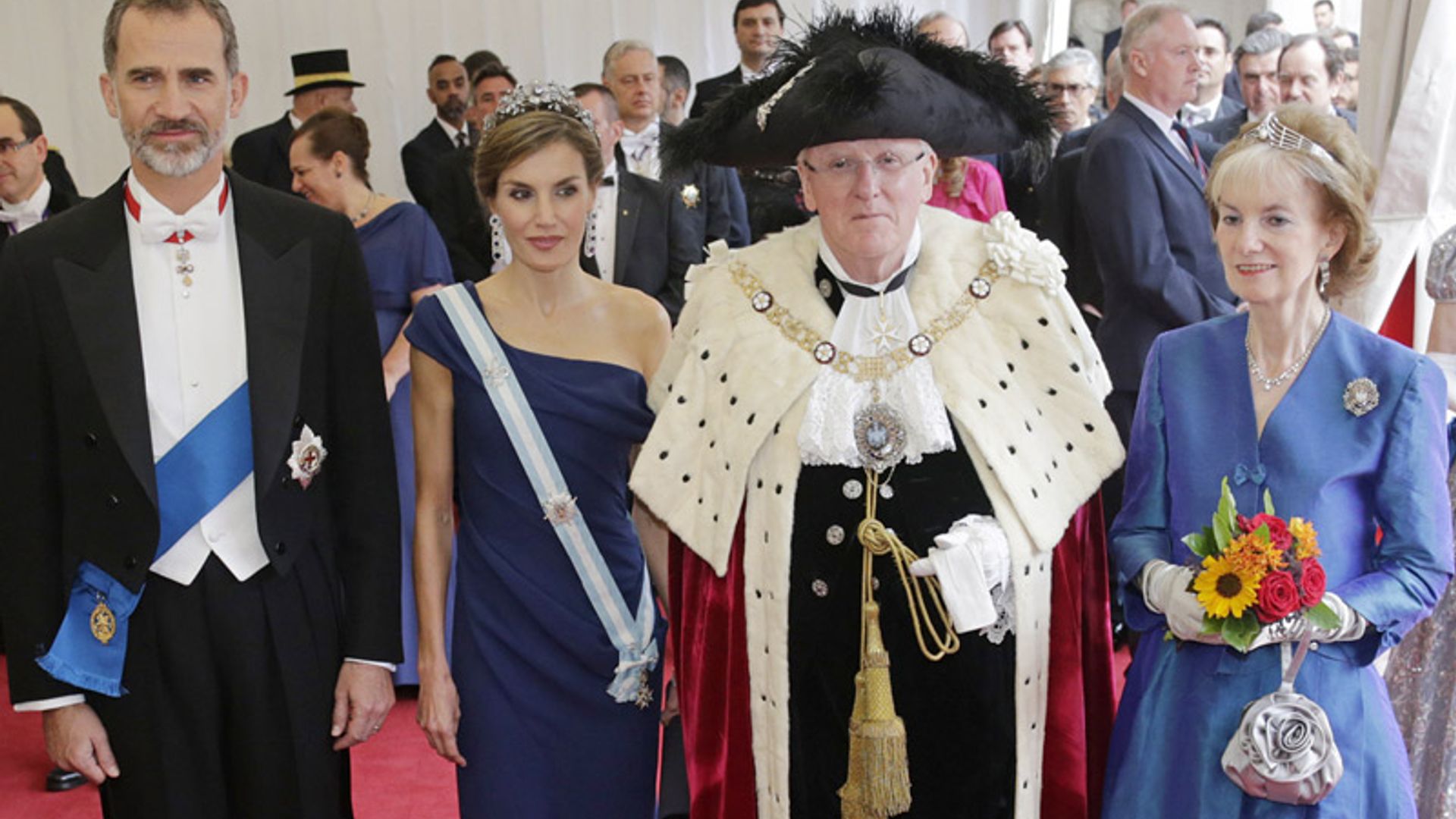Claveles y banderas españolas en el corazón de la 'City' londinense en honor a los Reyes