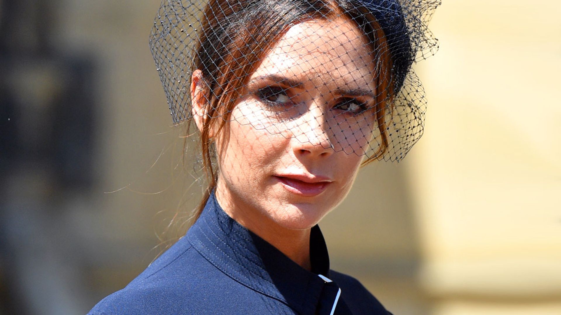 Los looks como perfecta invitada de Victoria Beckham ante la boda de su hijo Brooklyn