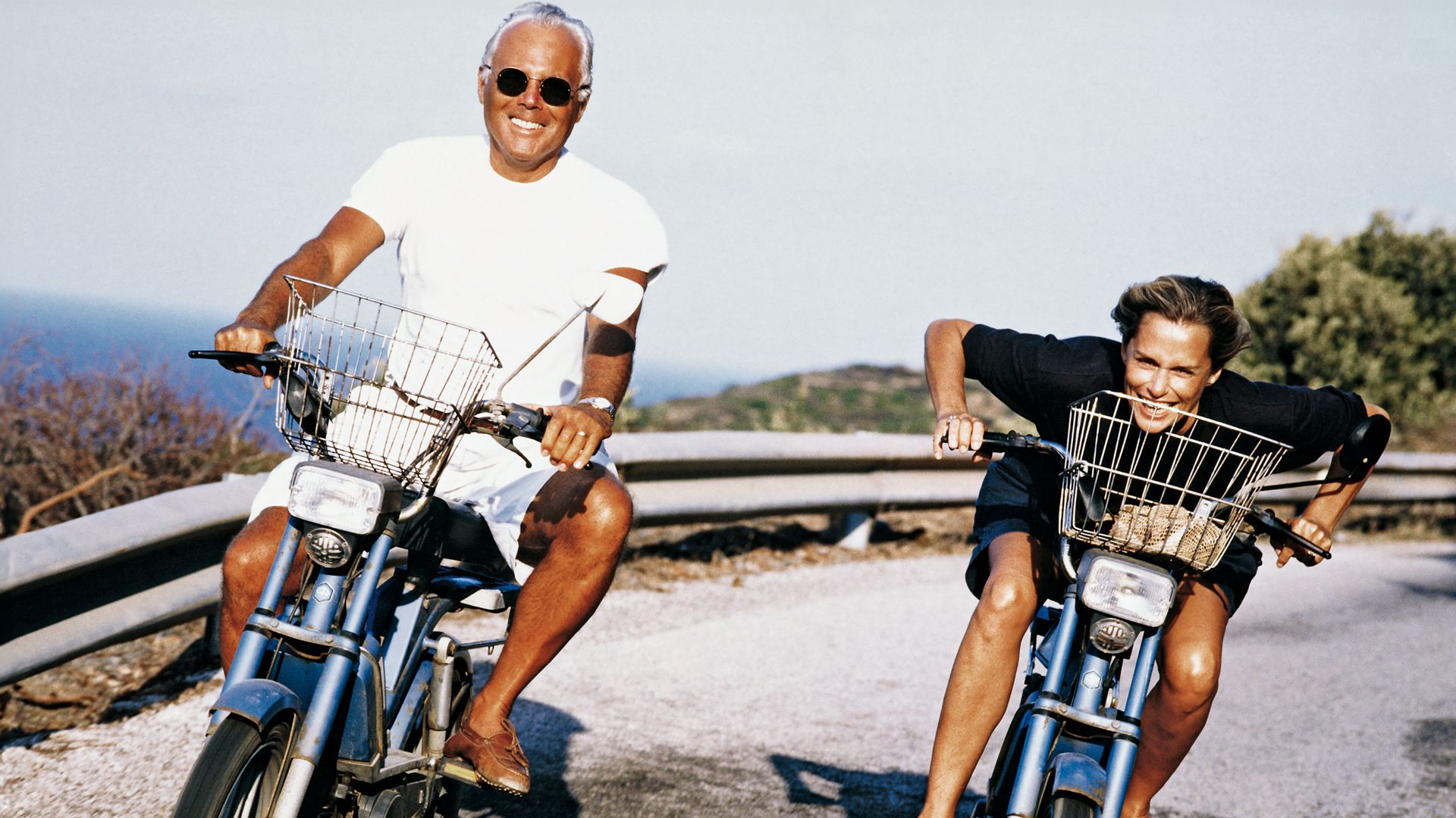 Imagen del archivo personal de Giorgio Armani, en la que el diseñador recorre Pantelleria en Scooter junto a la modelo y actriz estadounidense Lauren Hutton, una de sus mejores amigas, a la que conoció tras diseñar el vestuario de la película "American Gigolo"
