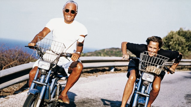 Imagen del archivo personal de Giorgio Armani, en la que el diseñador recorre Pantelleria en Scooter junto a la modelo y actriz estadounidense Lauren Hutton, una de sus mejores amigas, a la que conoció tras diseñar el vestuario de la película "American Gigolo"