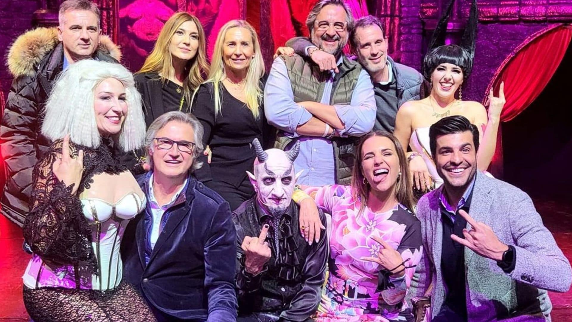 ¡Como dos miembros del reparto! Paula Echevarría y Miguel Torres disfrutan de una velada de cabaret