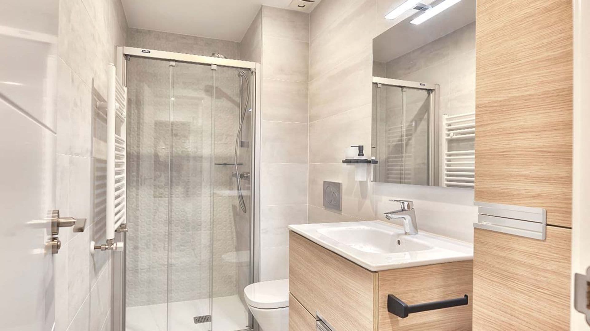 ¿Tienes un baño estrecho? Así se distribuye y decora