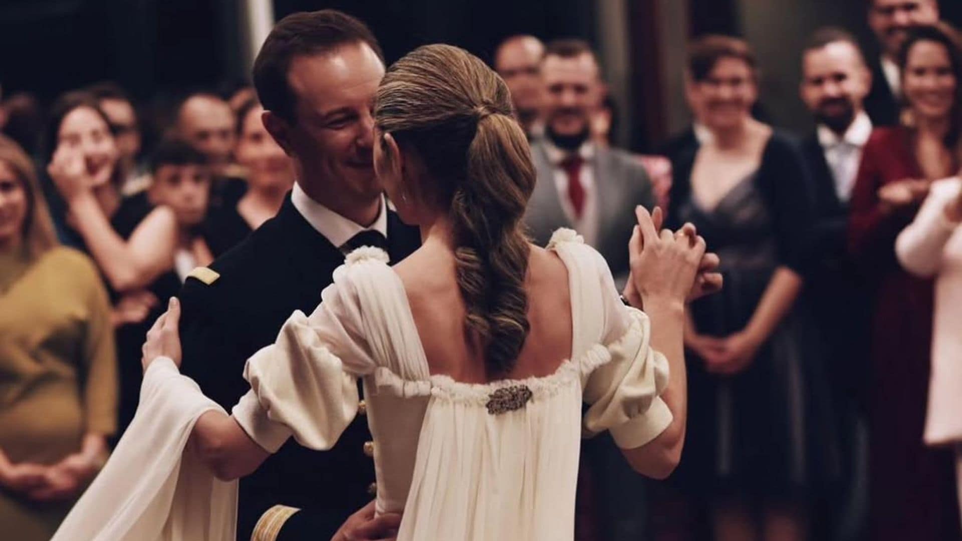 Las novias más virales del momento apuestan por los broches para transformar su look