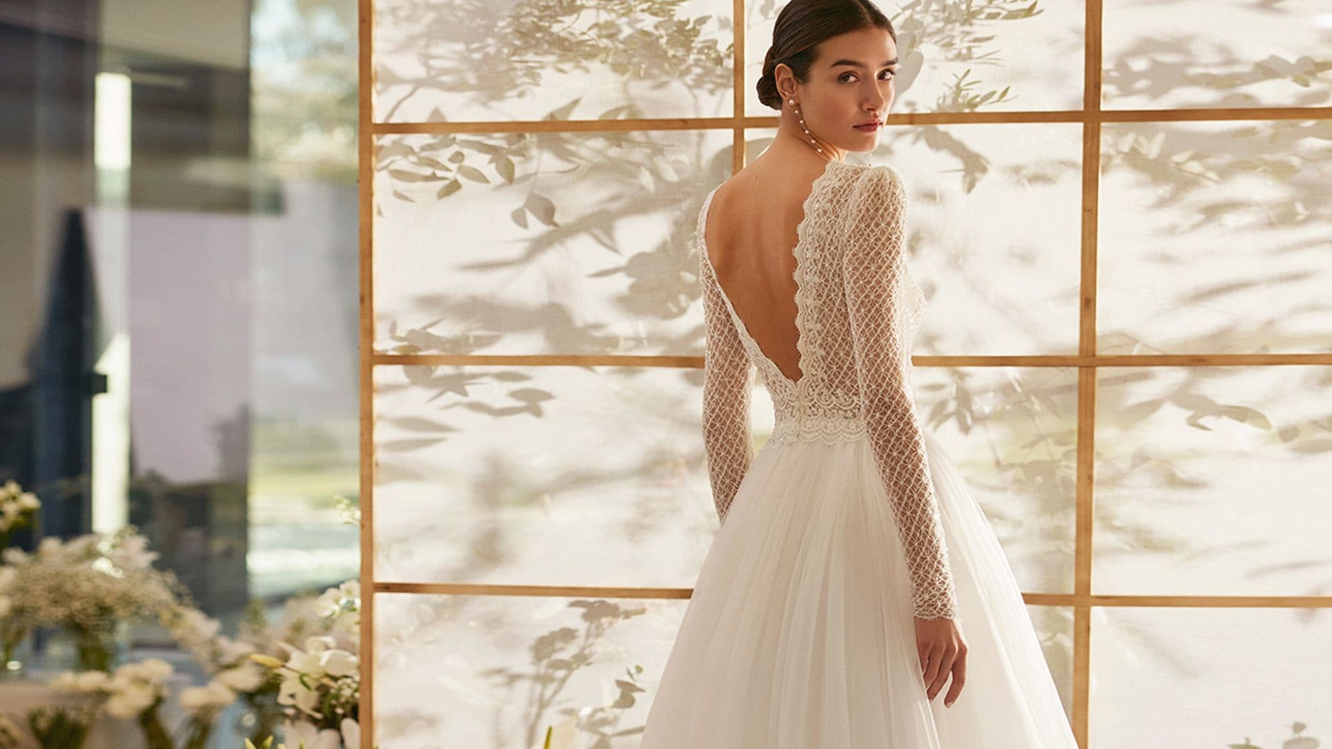 Los vestidos de novia de Rosa Clará para 2024 tienen micropedrería y escotes especiales