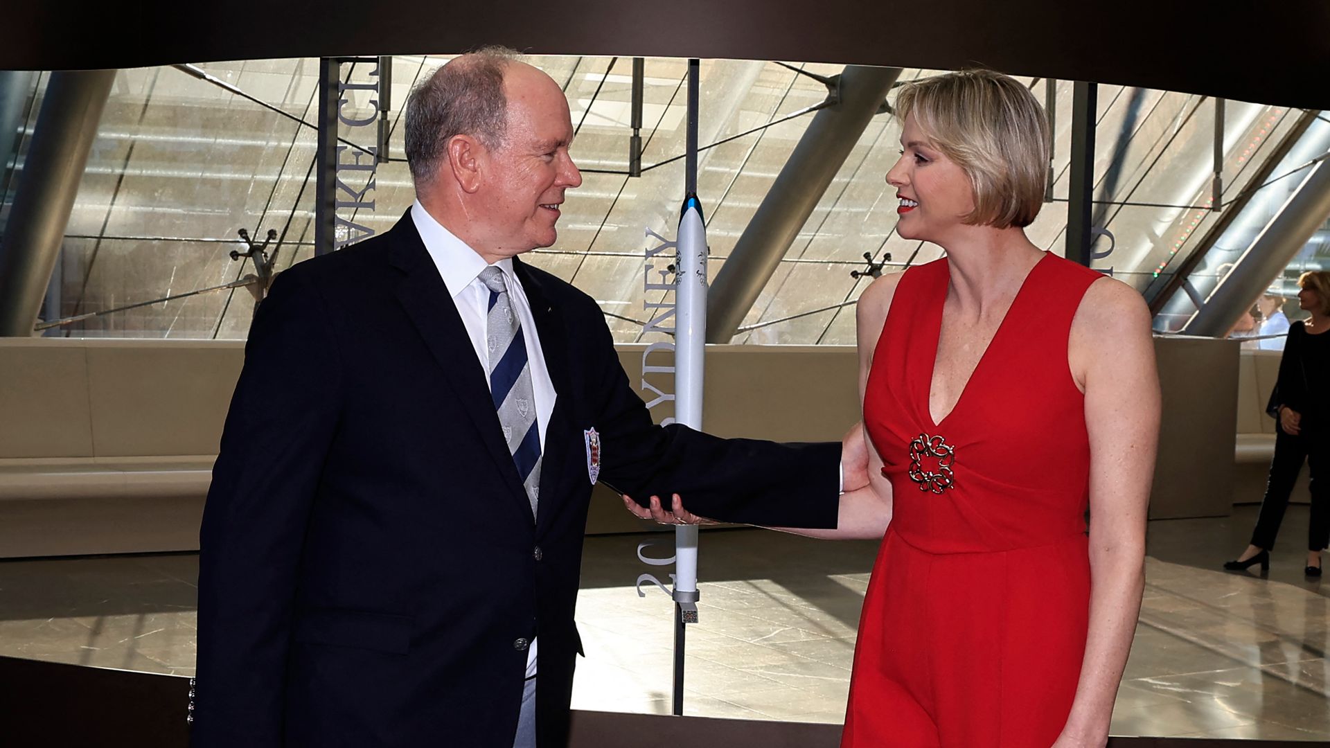 Alberto y Charlene de Mónaco enseñan sus antorchas olímpicas con un recuerdo al padre de Grace Kelly
