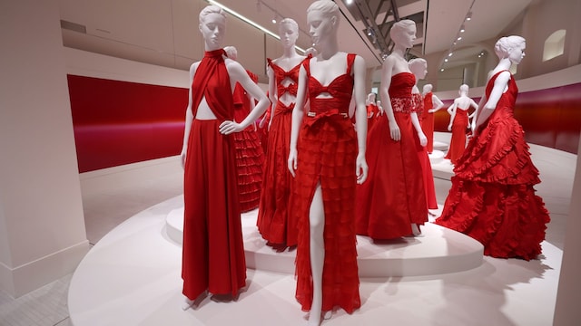 Valentino Garavani inaugura la muestra Orizzonti / Rosso