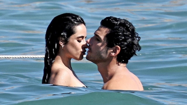 Camila Cabello y Henry Junior, un beso de película en su romántico verano en Ibiza 