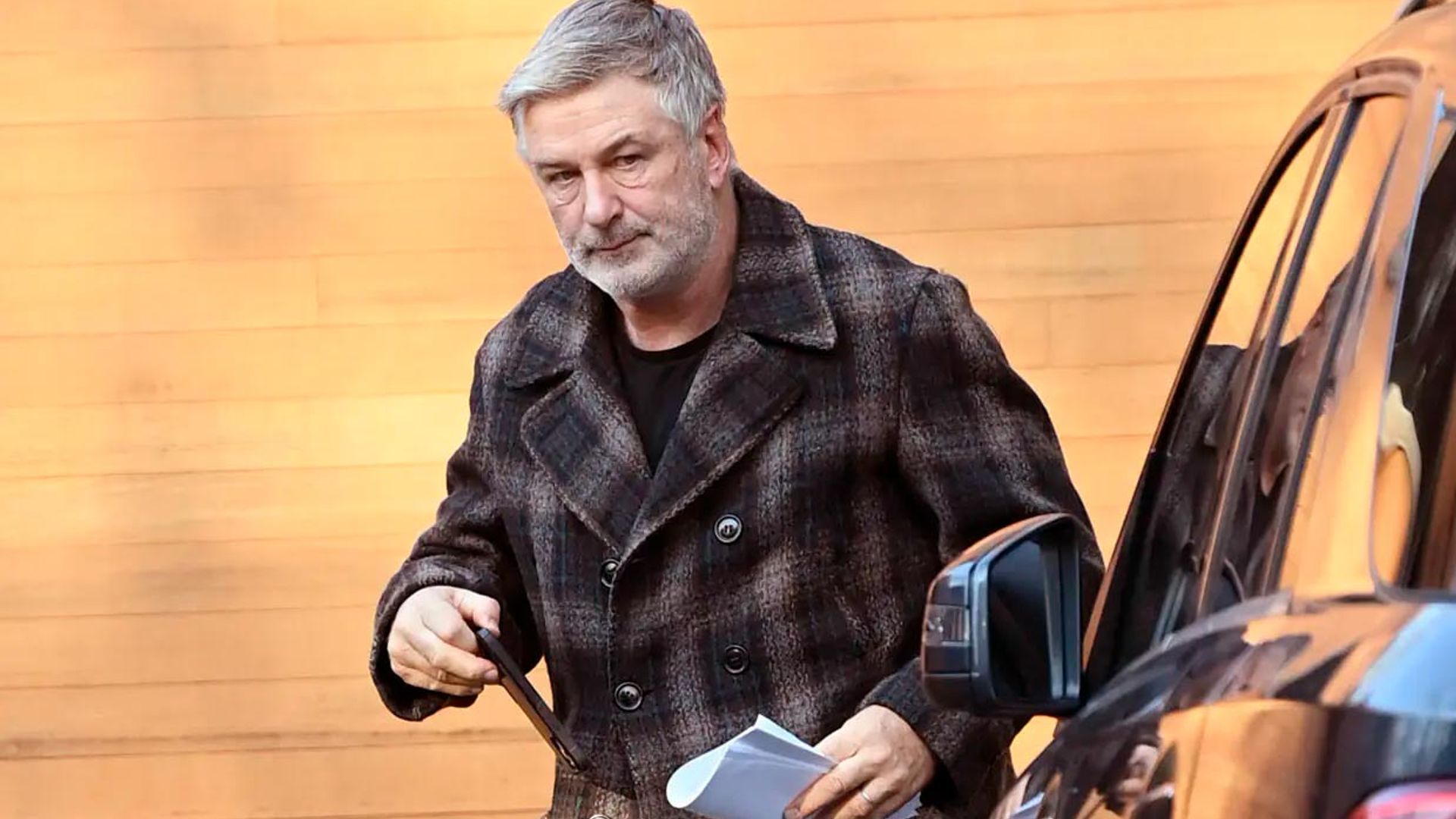 El asistente que le dio el arma a Alec Baldwin rompe su silencio