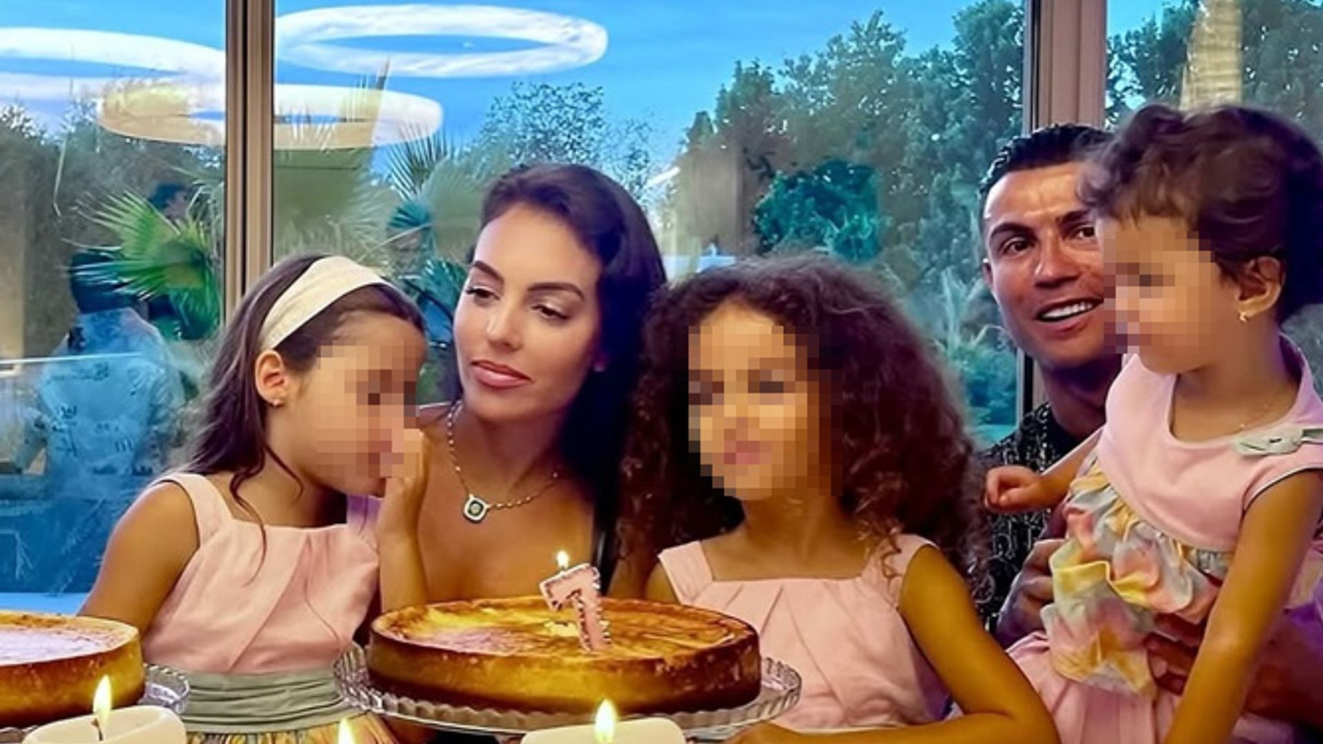 Los hijos de Georgina Rodríguez y Cristiano Ronaldo, protagonistas de una escena en bici al más puro estilo 'Stranger Things'