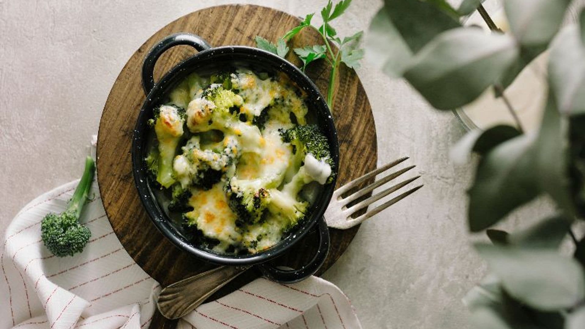 Brócoli gratinado con queso al horno