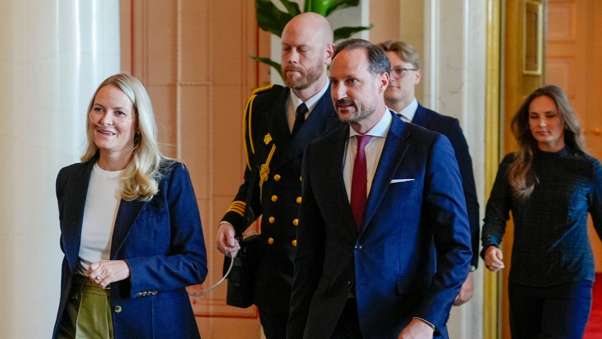Imagen insólita en un acto oficial: Mette‑Marit de Noruega vuelve al trabajo con oxígeno y acompañada de sus dos hijos