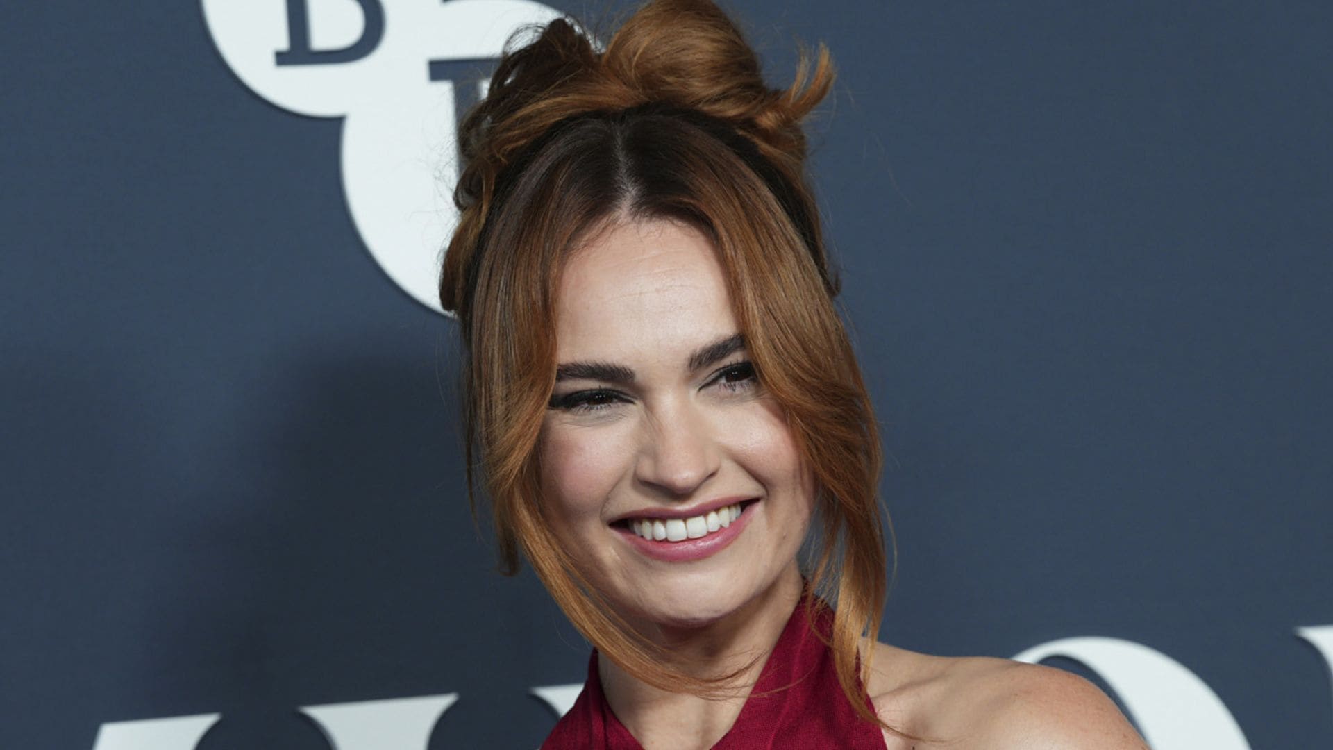 El vestido rojo 'vintage' de Lily James que también llevaría Carlota Casiraghi