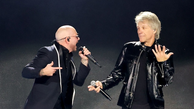 Pitbull y Jon Bon Jovi actuando juntos en la gala de los Grammy Latinos en 2024 