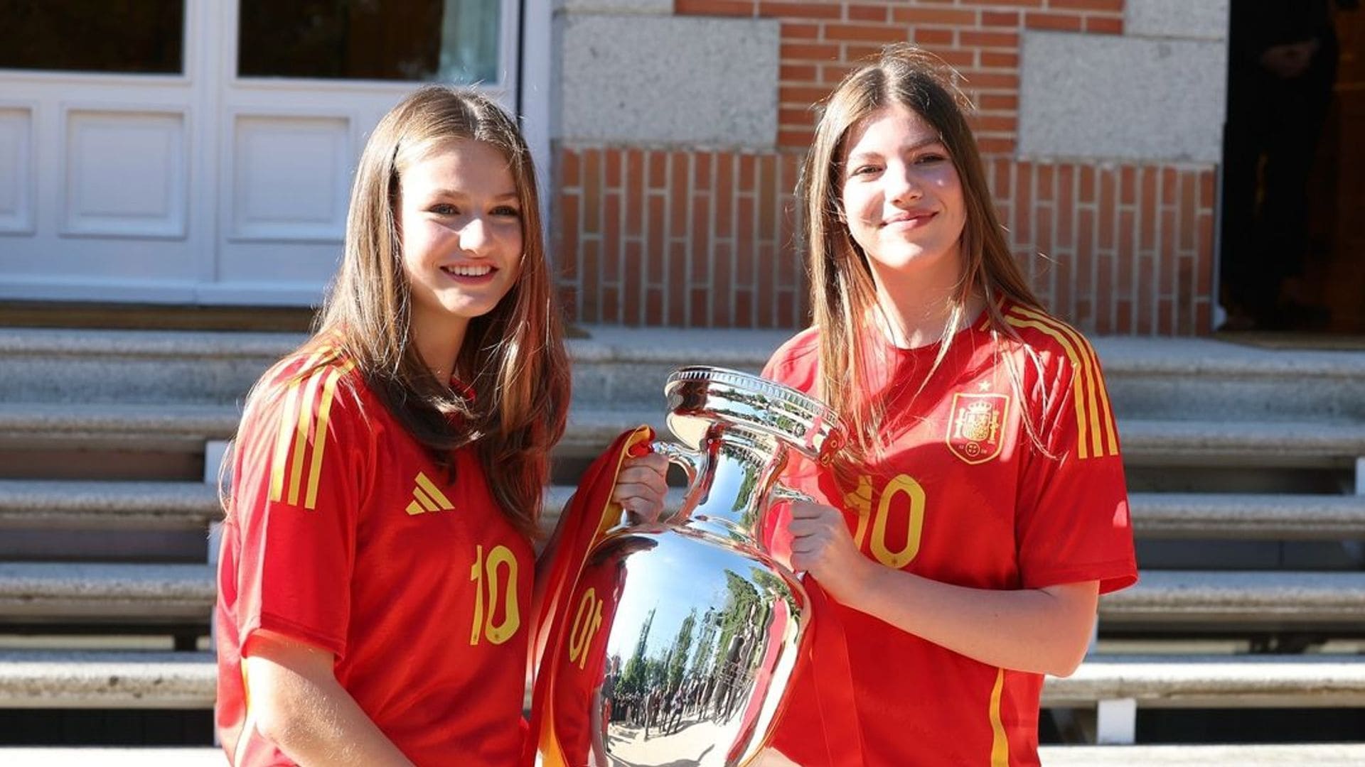 La princesa Leonor y la infanta Sofía protagonizan la misma imagen 12 años después