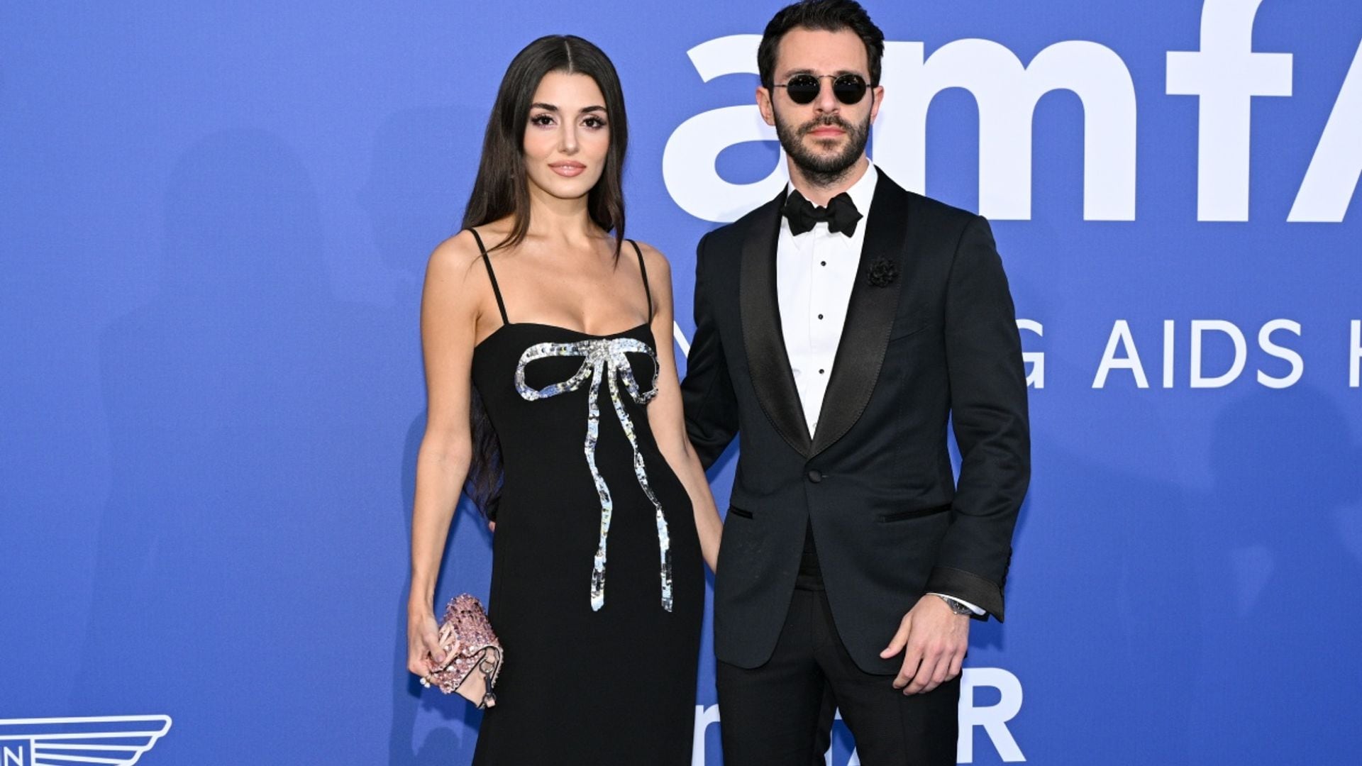 Cara y cruz para Hande Erçel: cumple el primer aniversario con su chico y se defiende tras las críticas por su última serie