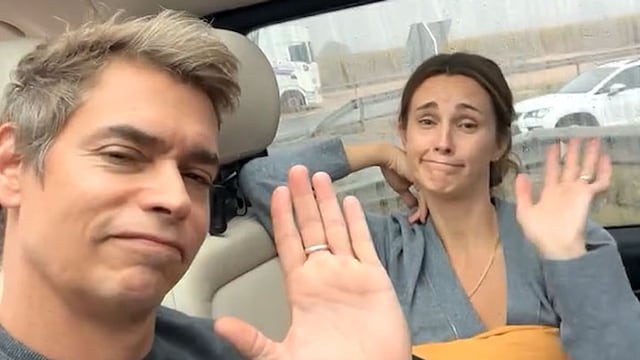 Plano medio de Carlos Baute y Astrid Klisans en un coche