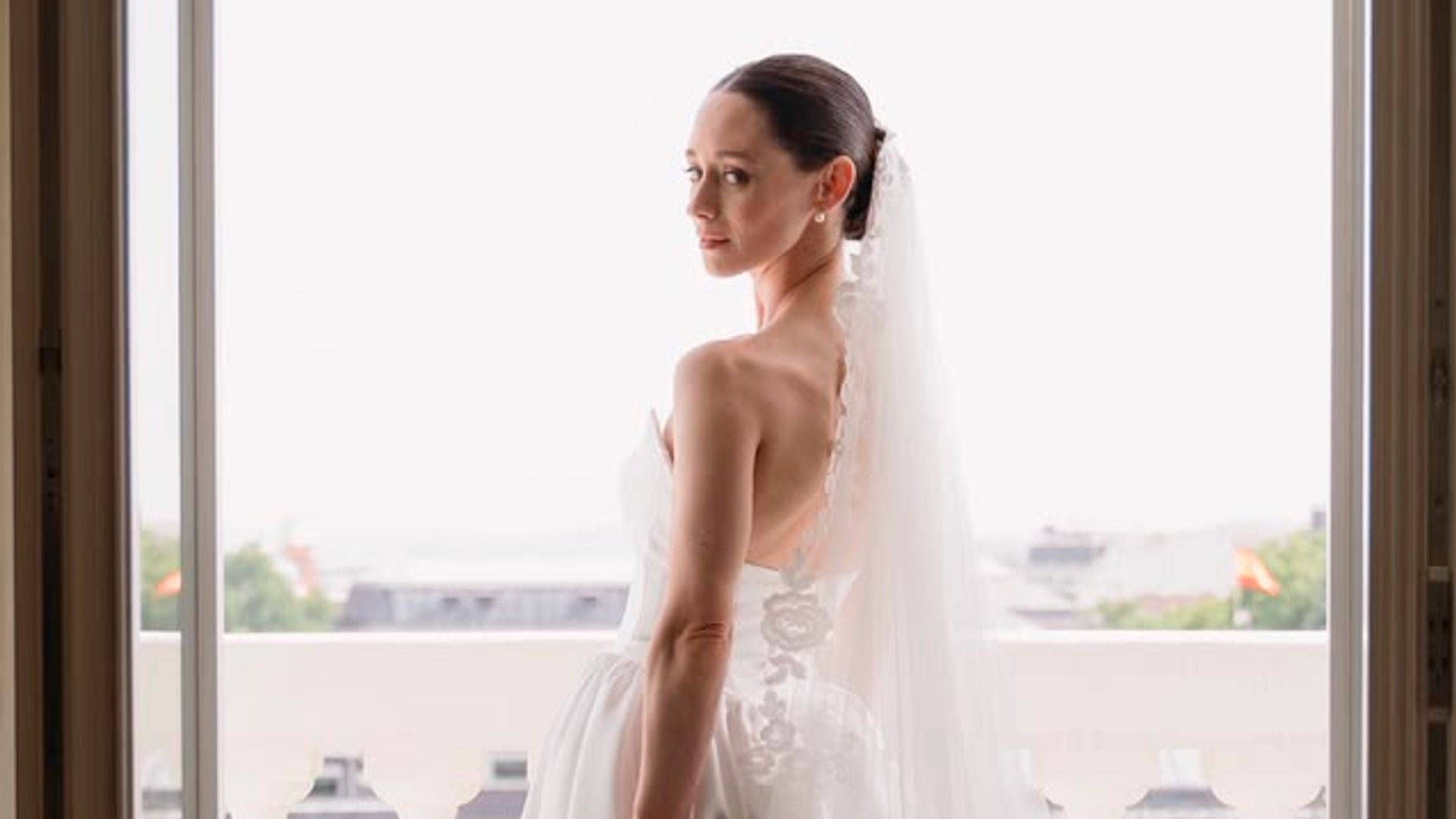 El vestido de novia que ha lucido Elena Rivera en su gran día: un palabra de honor con velo y cuerpo corsé