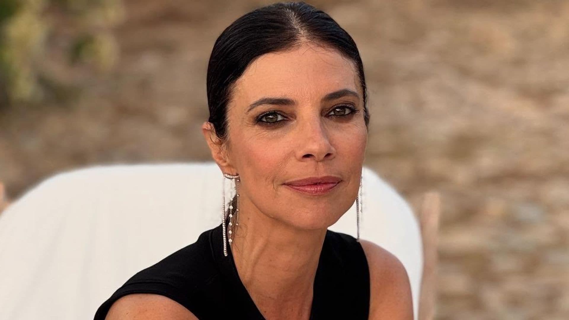 Maribel Verdú en el campo con top negro y pendientes colgantes