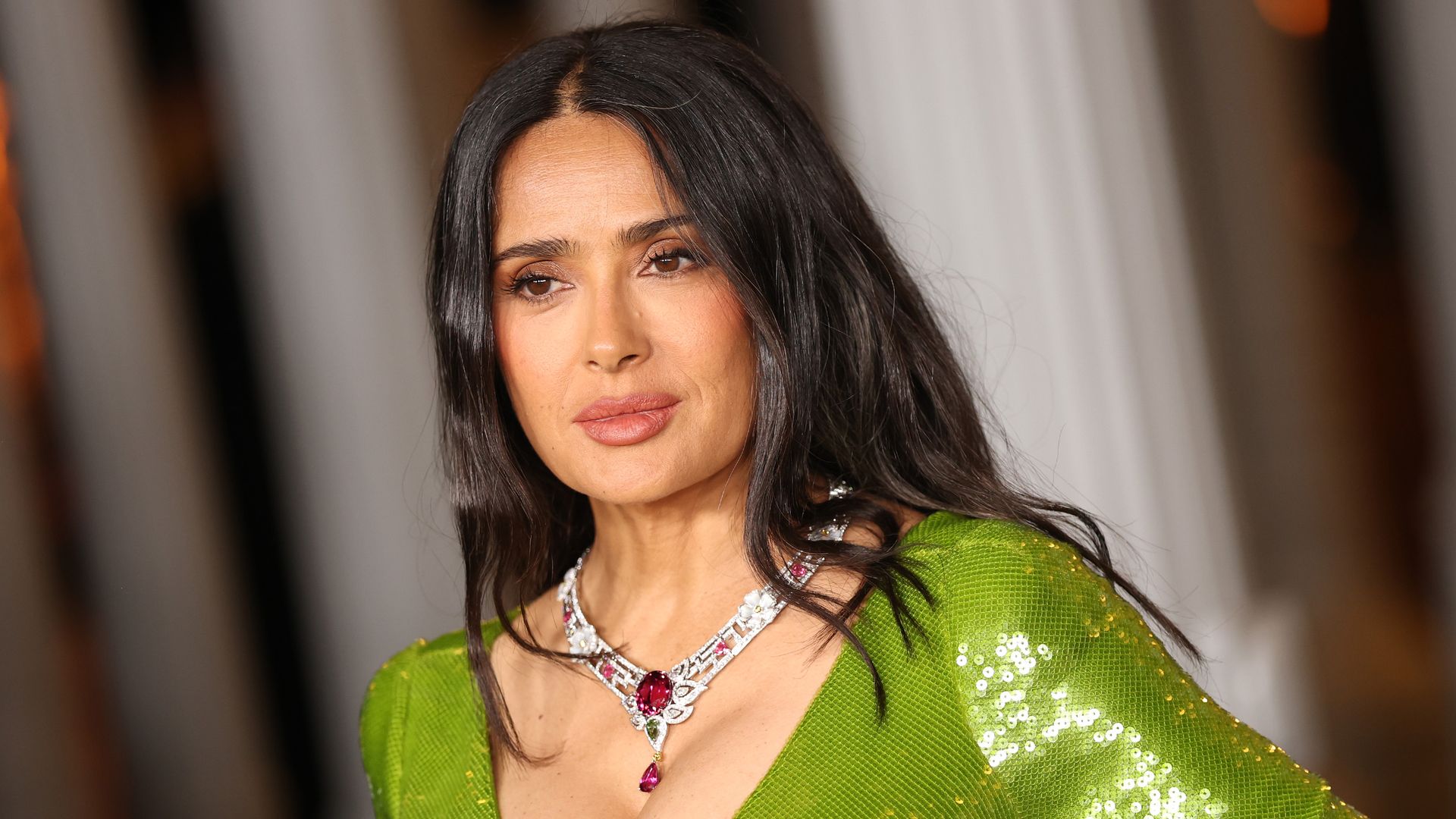 Salma Hayek (59) nunca se ha hecho un lifting facial ni rellenos pero sí este tratamiento de energía ultrasónica