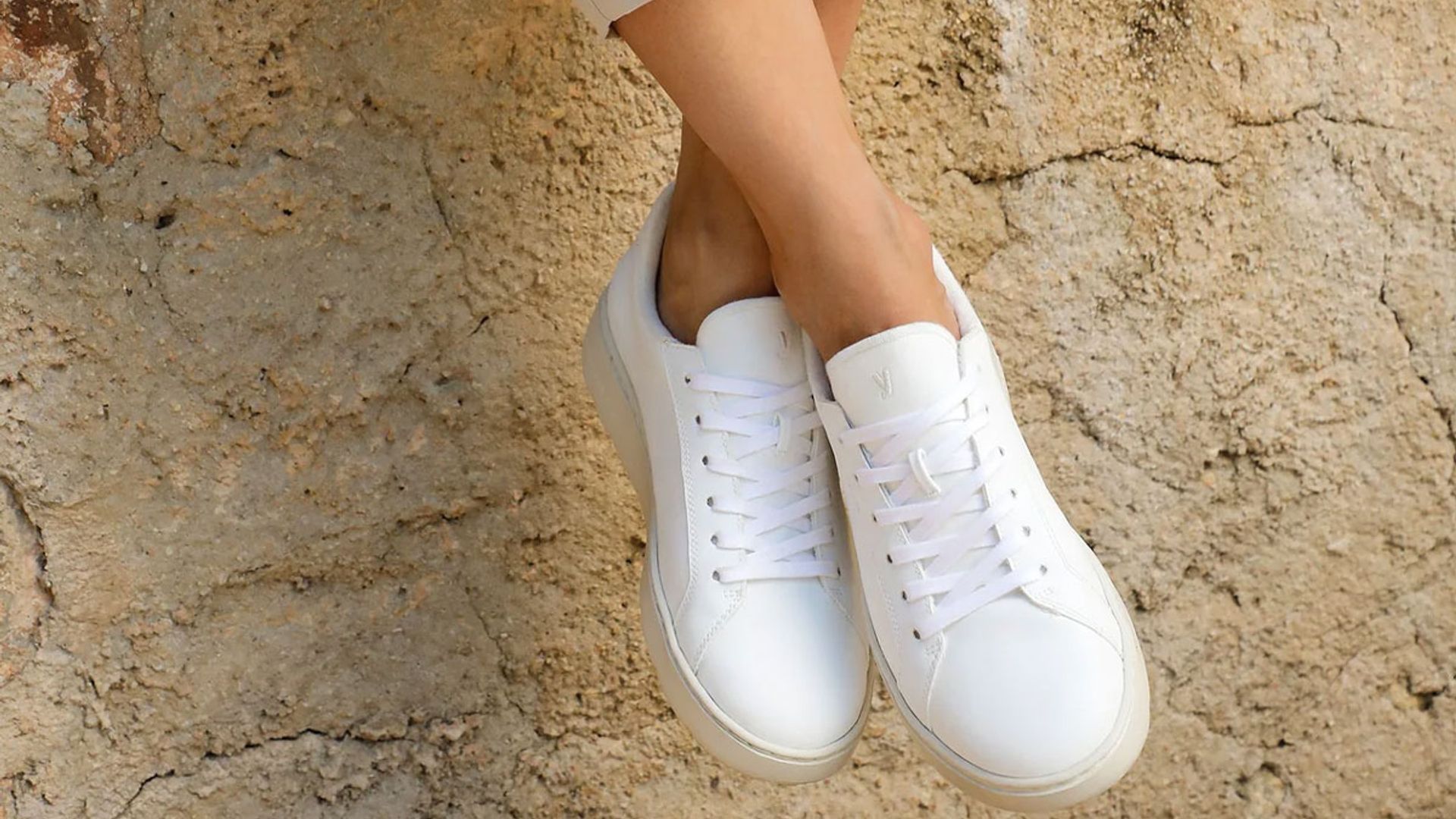 Las mujeres más estilosas están comprando estas zapatillas sostenibles 'made in Spain'