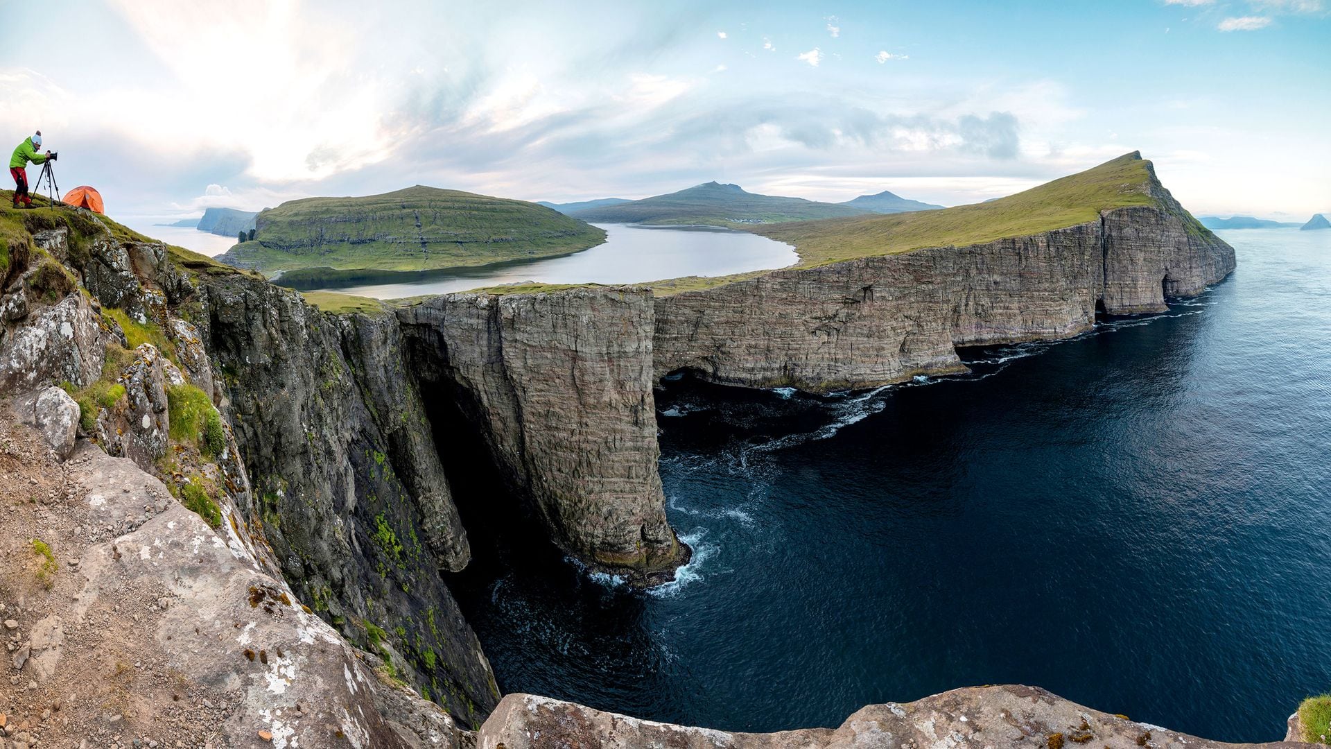 El lago Sørvágsvatn (también llamado Leitisvatn); está en la isla de Vágar, uno de los principales islotes del archipiélago feroés.