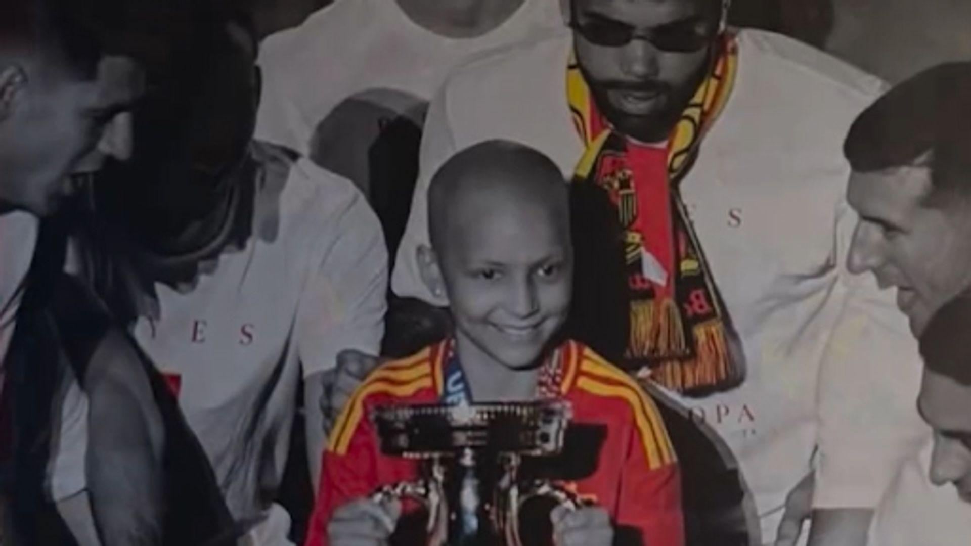La imagen de la 'princesa futbolera guerrera' con la copa de campeones de Europa preside ahora la concentración de España en el Mundial 2026.