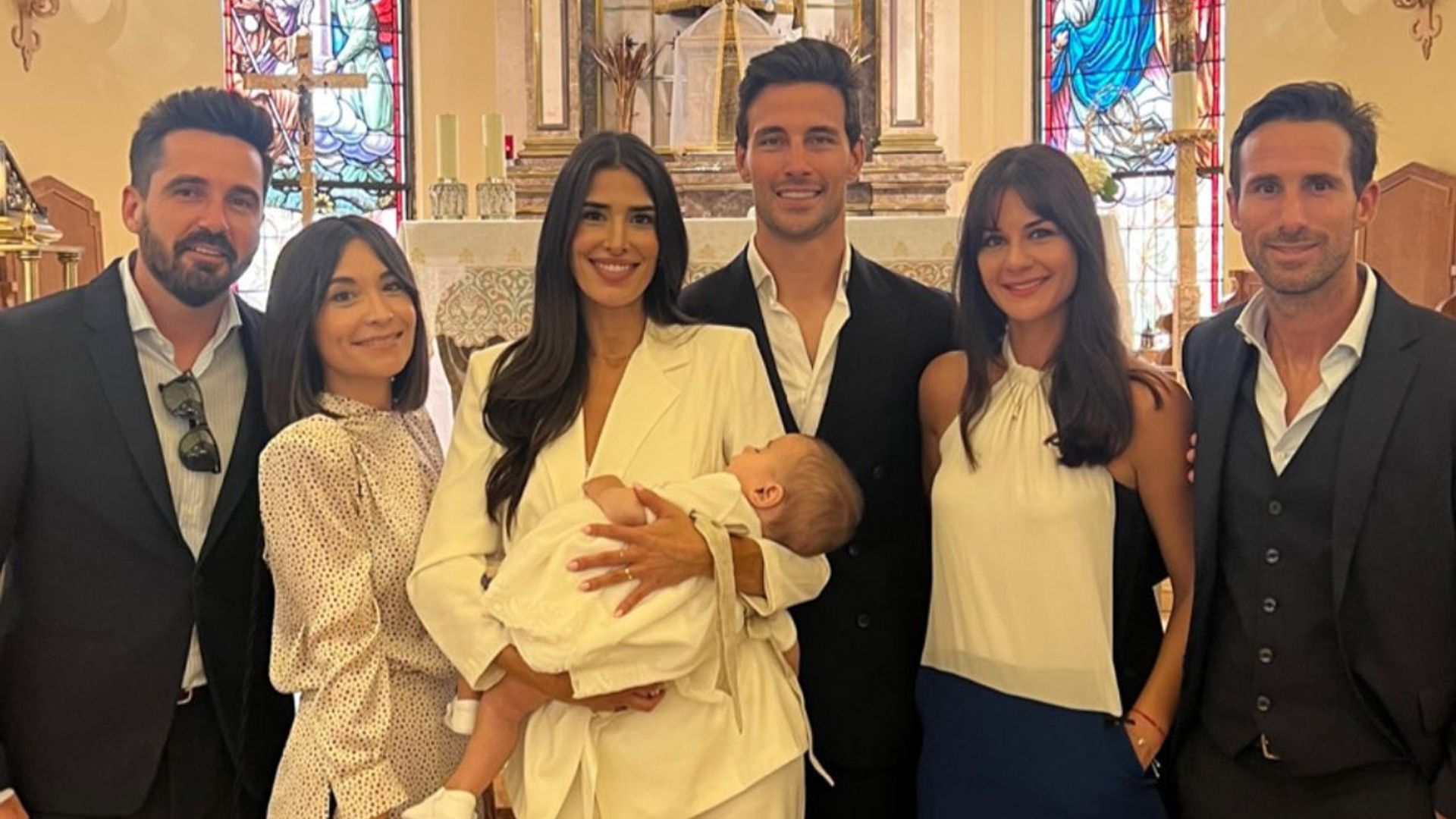 La felicidad de Lidia Torrent y Jaime Astrain en el bautizo de su hija Elsa rodeados de toda su familia