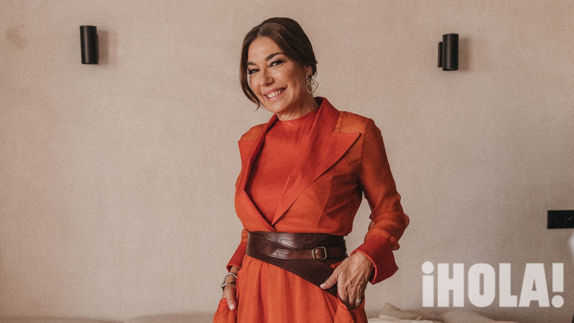 PRIMICIA. Raquel Revuelta, la invitada perfecta con un elegante look de raíces andaluzas en la boda de su hija, Claudia Ula