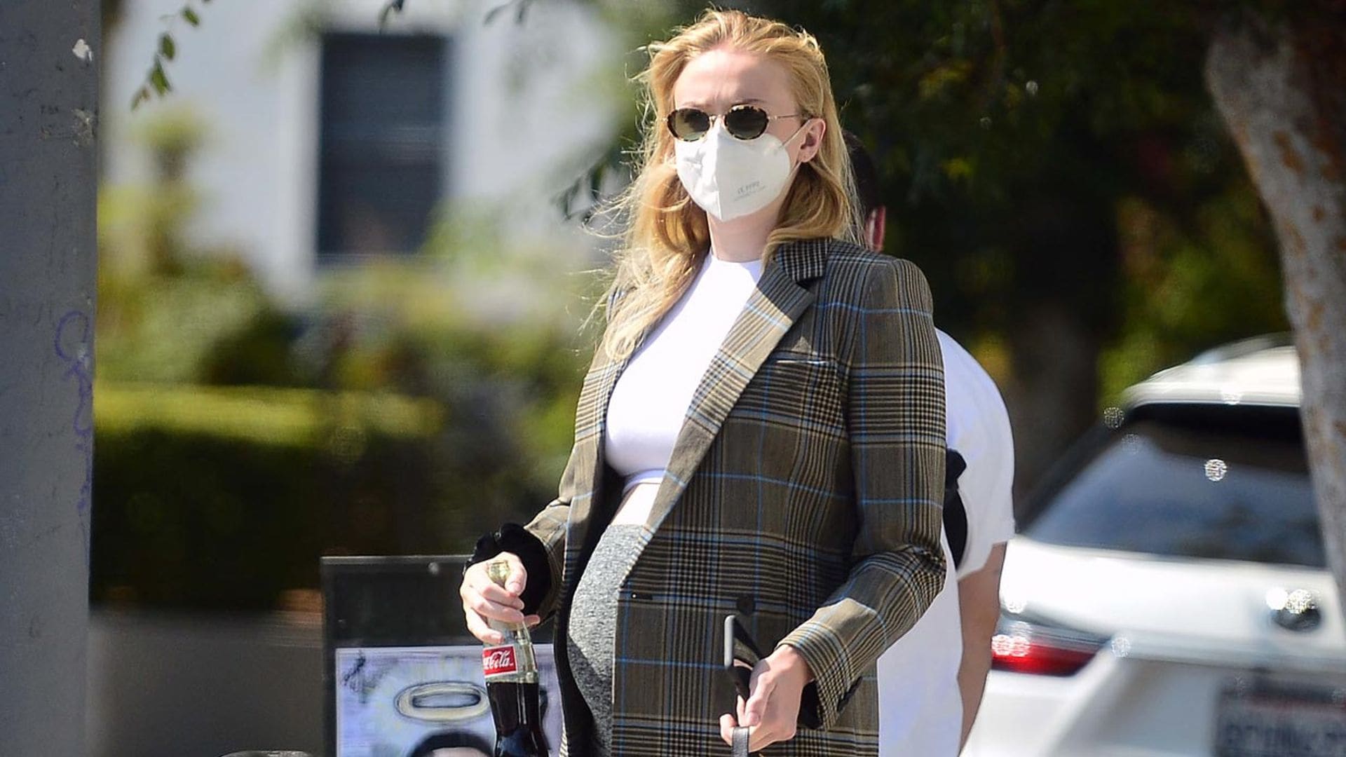 Sophie Turner marca sus curvas premamá