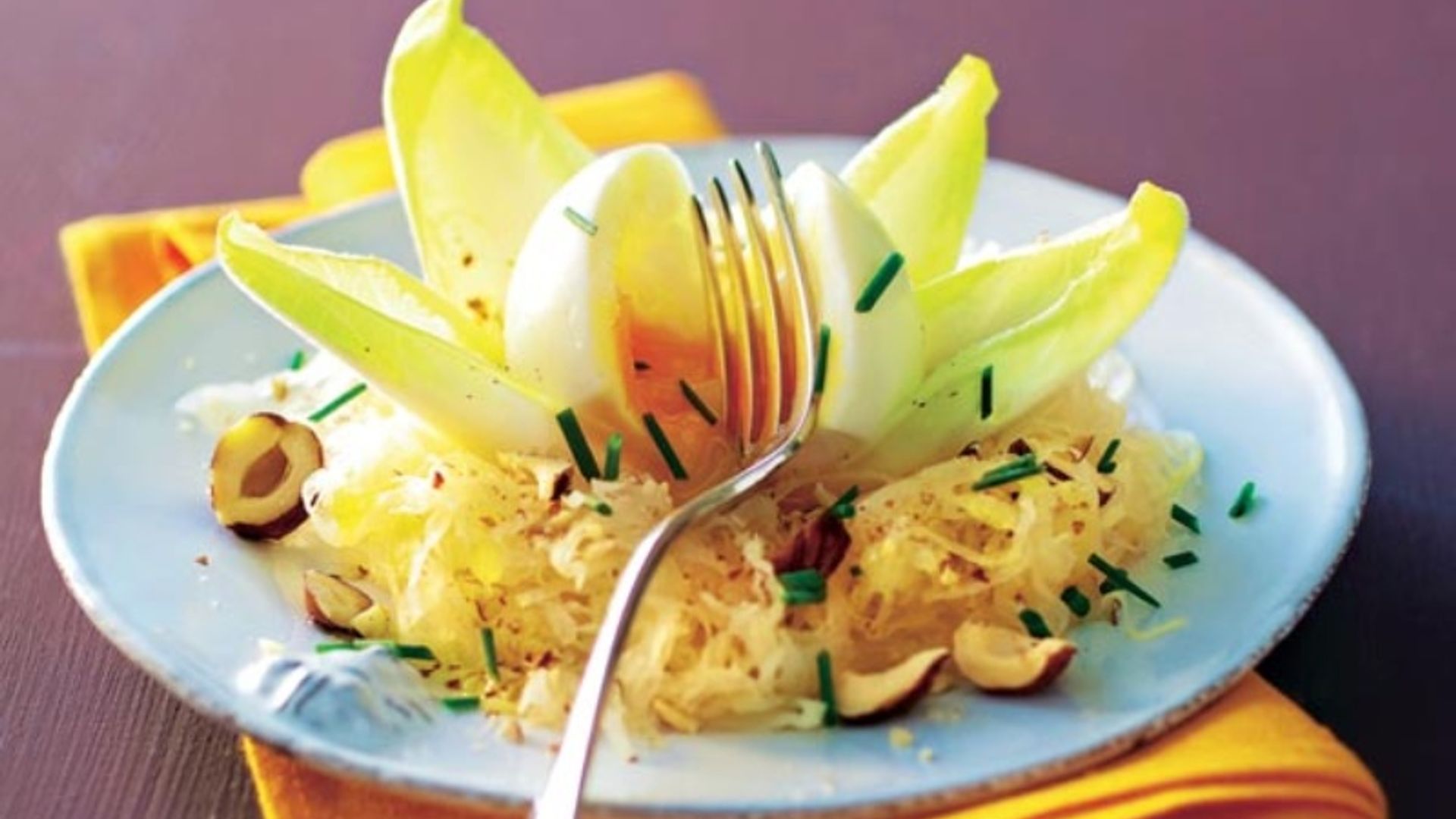Ensalada de endibias con repollo y avellanas
